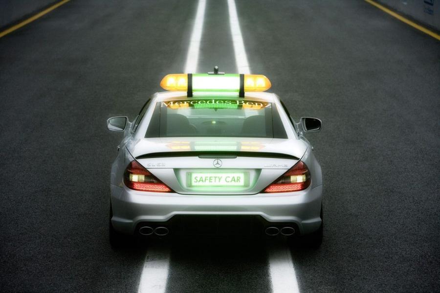  Mercedes-Benz SL63 AMG F1 Safety Car 2008 года  (фото 4 из 7)